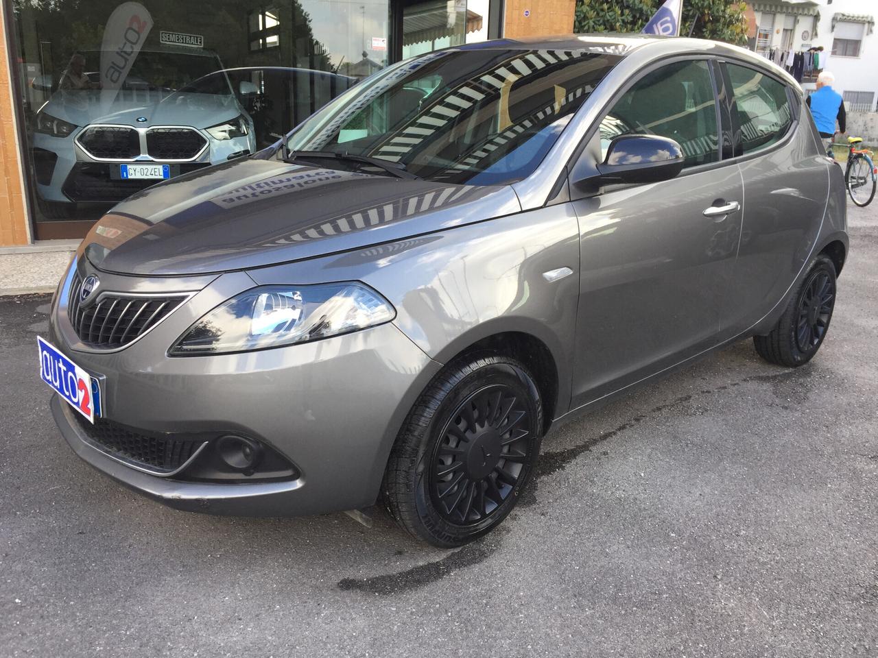Lancia Ypsilon 1.0 FIREFLY ECOCHIC S&S HYBRID 5P. SILVER X NEOPATENTATI