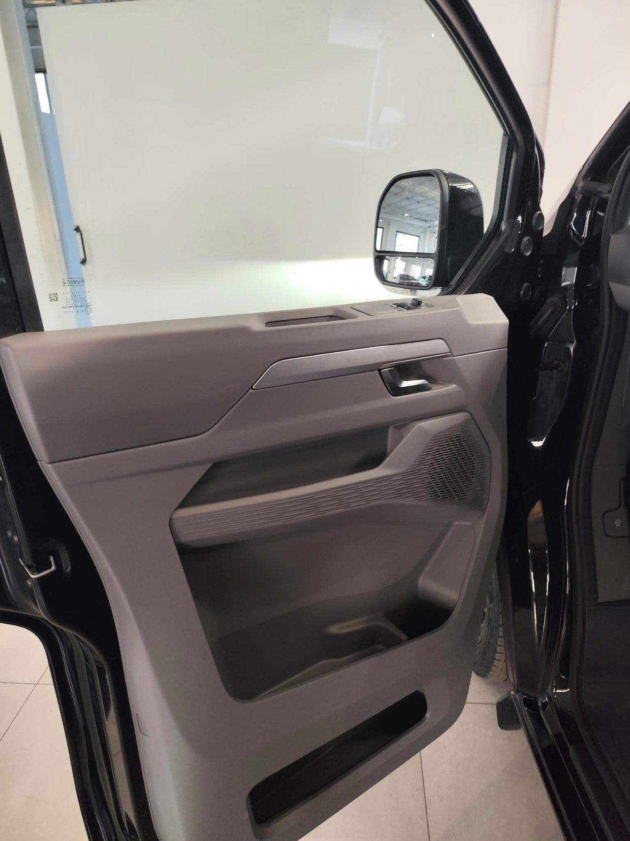 VOLKSWAGEN T7 Caravelle e-Caravelle Window Short Life electric 160kW 340 cv automatic 3100mm