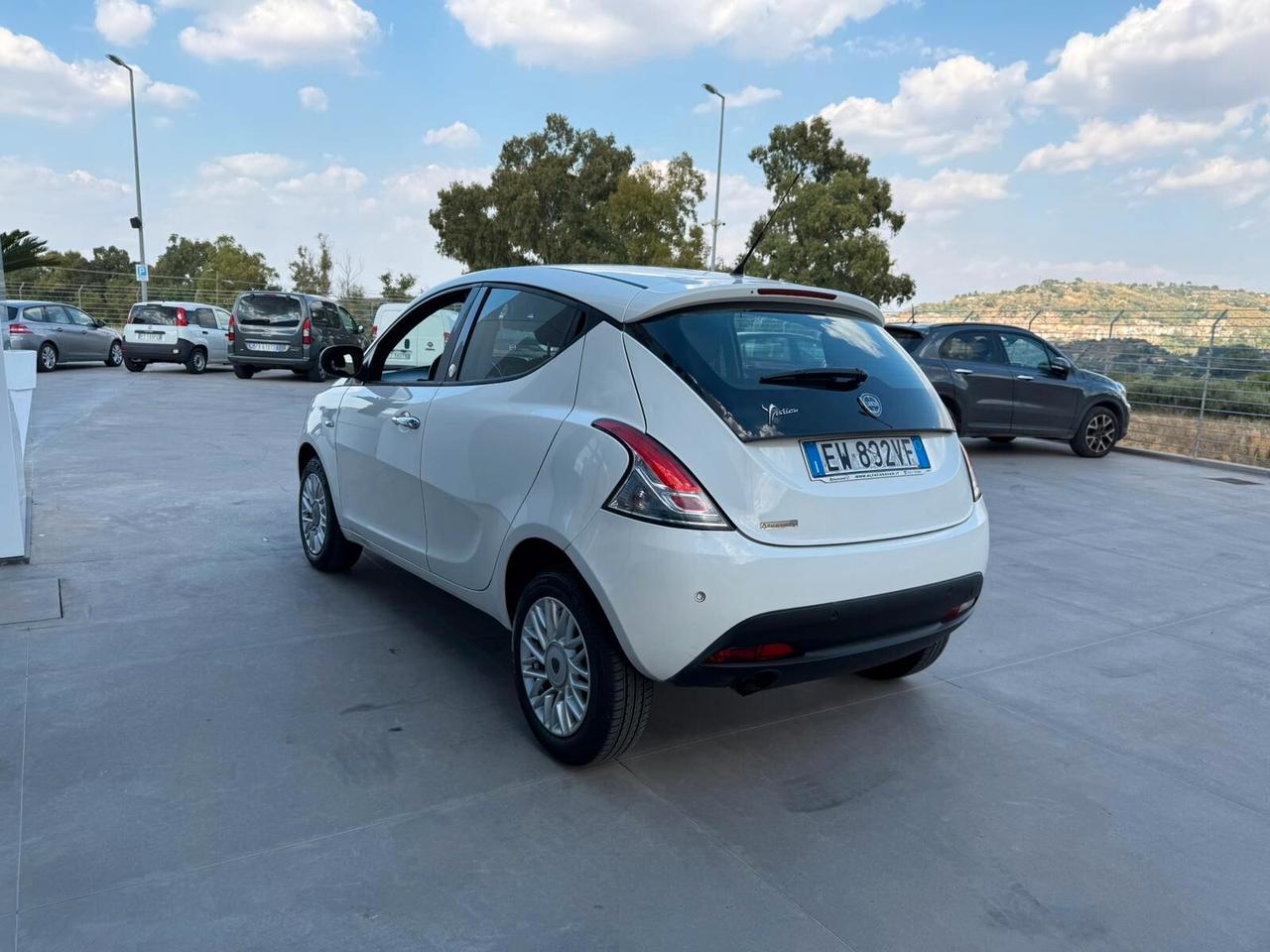 Lancia Ypsilon 0.9 TwinAir 85 CV 5 porte Metano Ecochic Silver