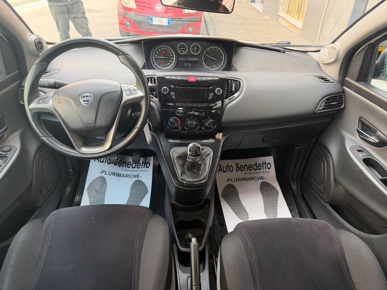 Lancia Ypsilon 1.2 69 CV Silver 11.2011