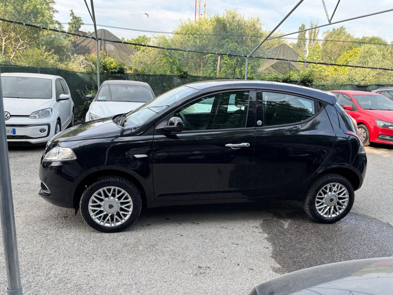 Lancia Ypsilon 5 porte Metano Ecochic OK NEOPATENTATI