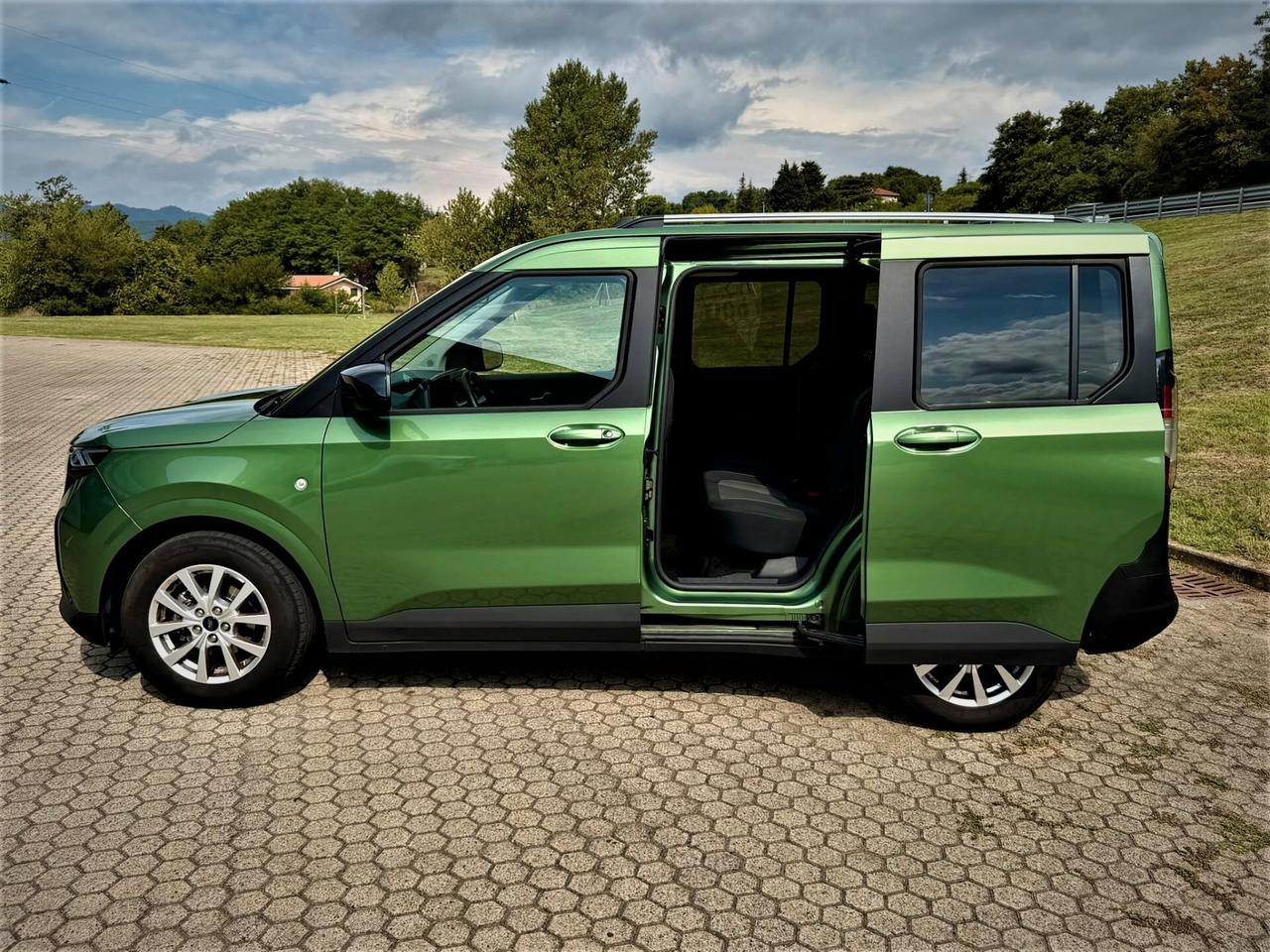 Ford Tourneo Courier 1.0 EcoBoost Titanium