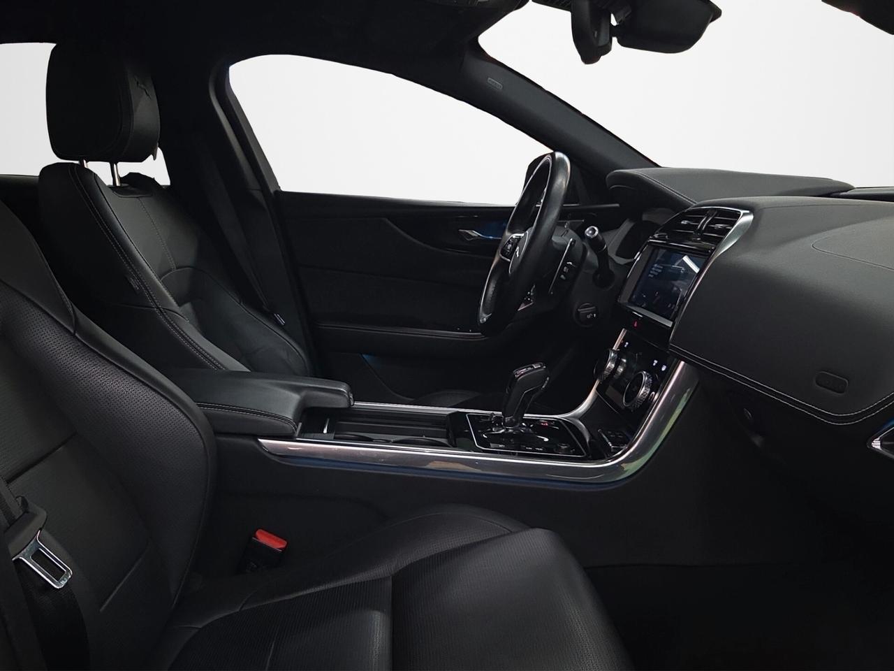 Jaguar XE 2.0 D 204 CV AWD aut. Black Edition