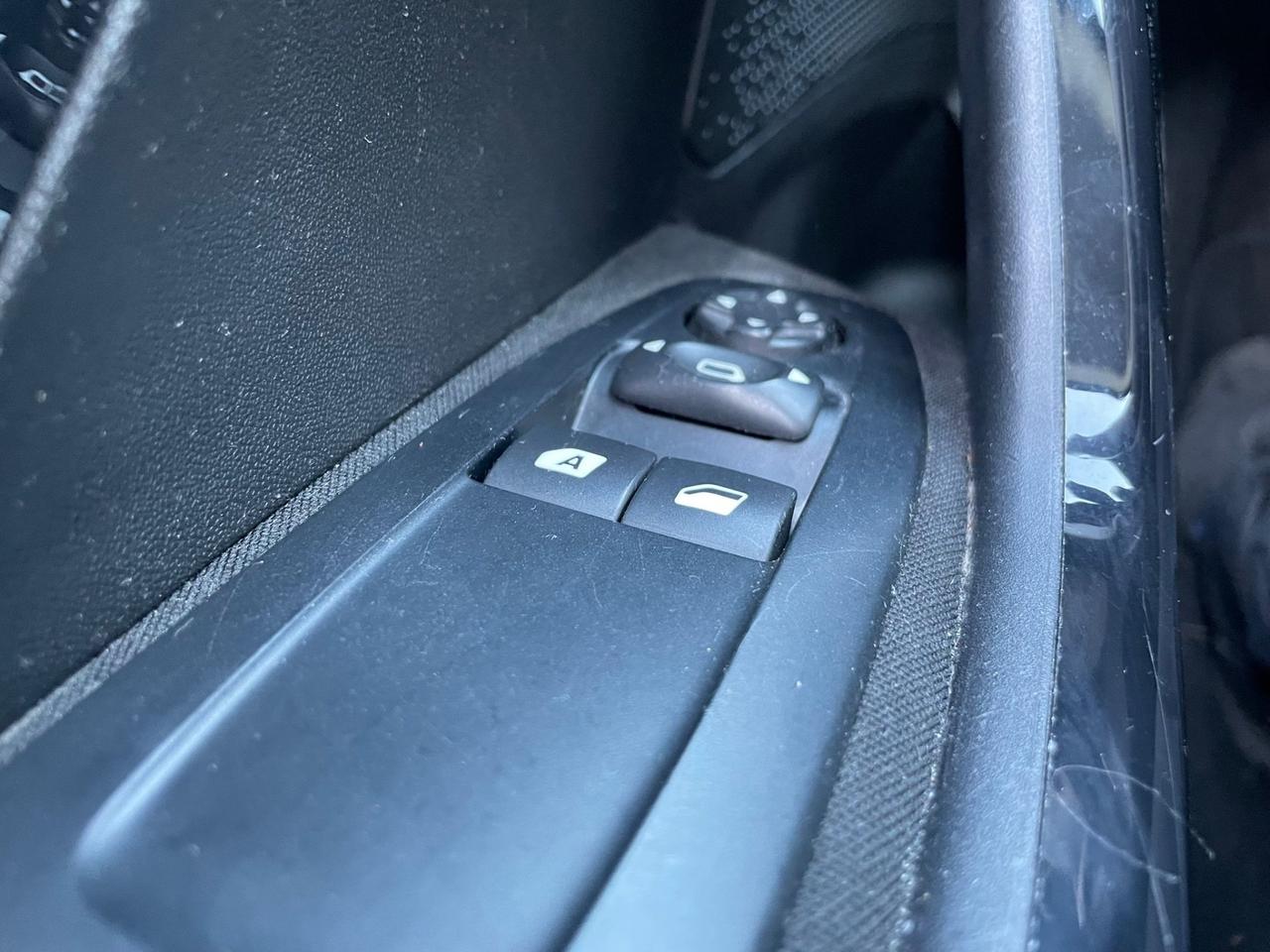 Peugeot 208 1.4 HDi 68 CV 5 porte in perfette condizioni
