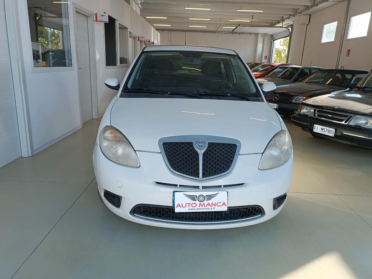Lancia Ypsilon 1.3 MJT 75 CV Versus