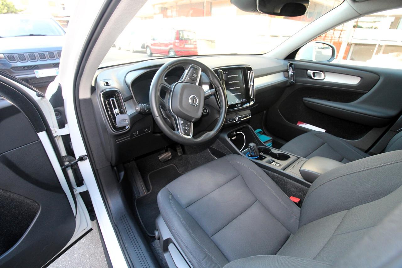 VOLVO XC40 MOMENTUM