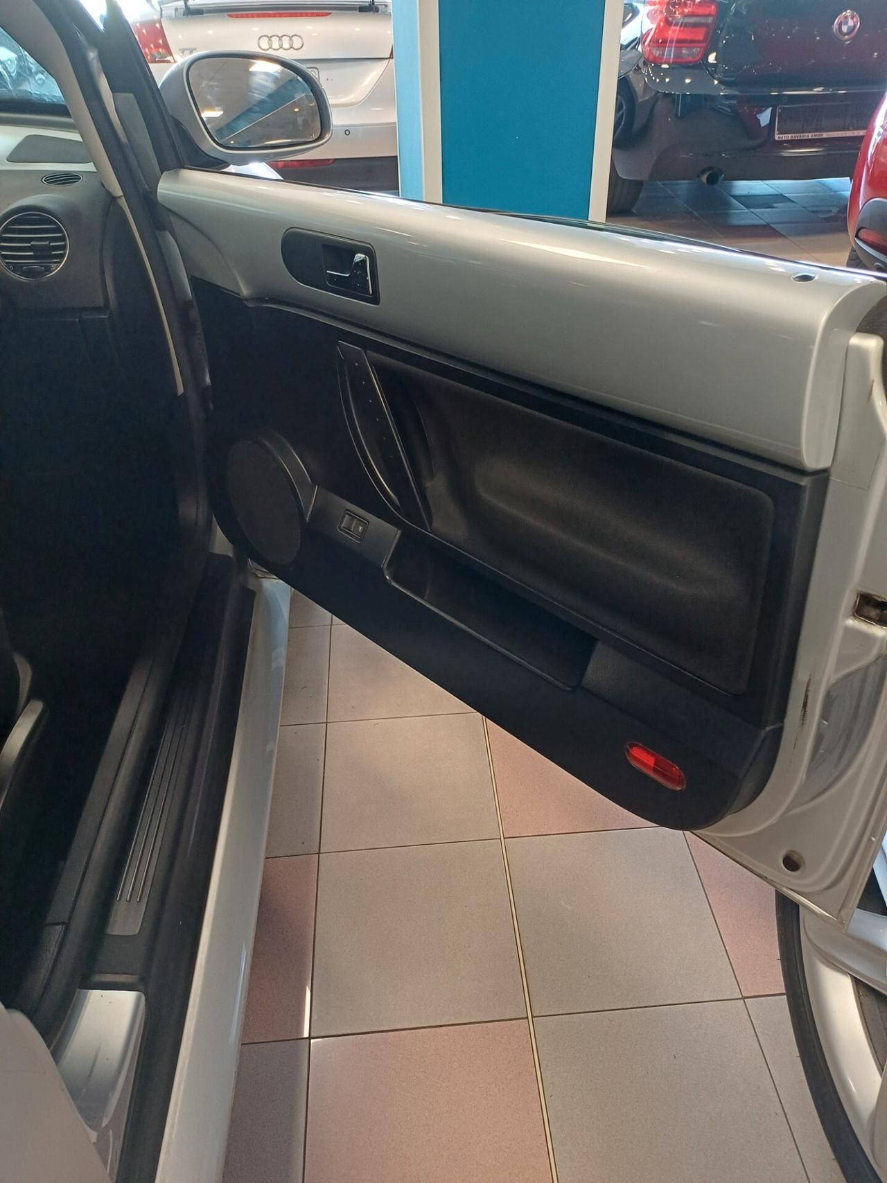 Volkswagen New Beetle 1.6 Cabrio NEOPATENTATI