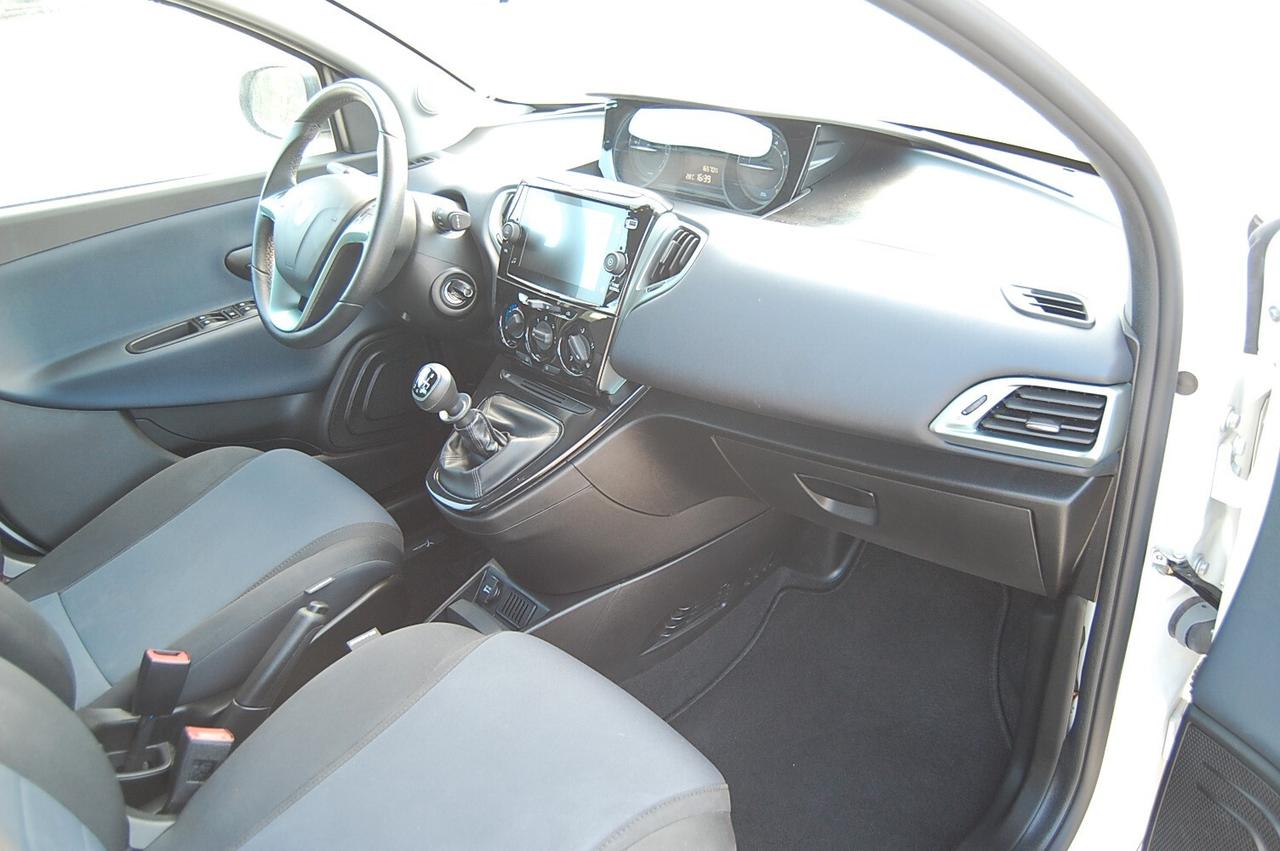 Lancia Ypsilon 1.0 FireFly 5 porte S&S Hybrid Platino