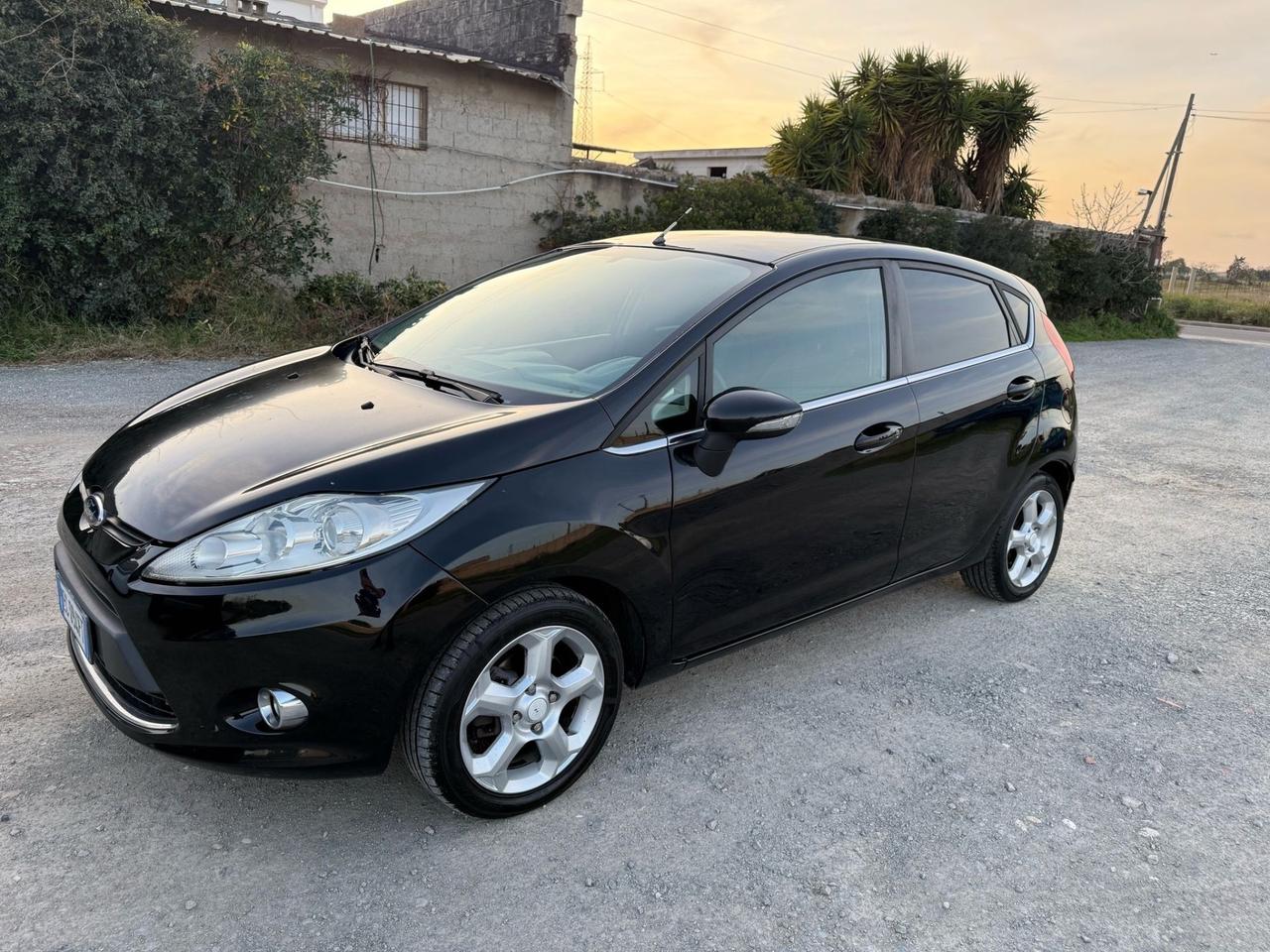 Ford Fiesta 1.4 TDCi 68CV 5 porte Titanium-Neopatentati