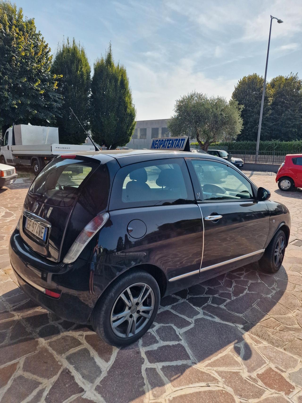 Lancia Ypsilon 1.2 69 CV Diva per NEOPATENTATI