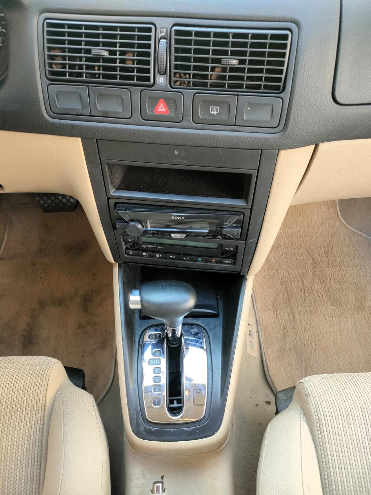 Volkswagen Golf 1.6 16v Aut Highline ASI