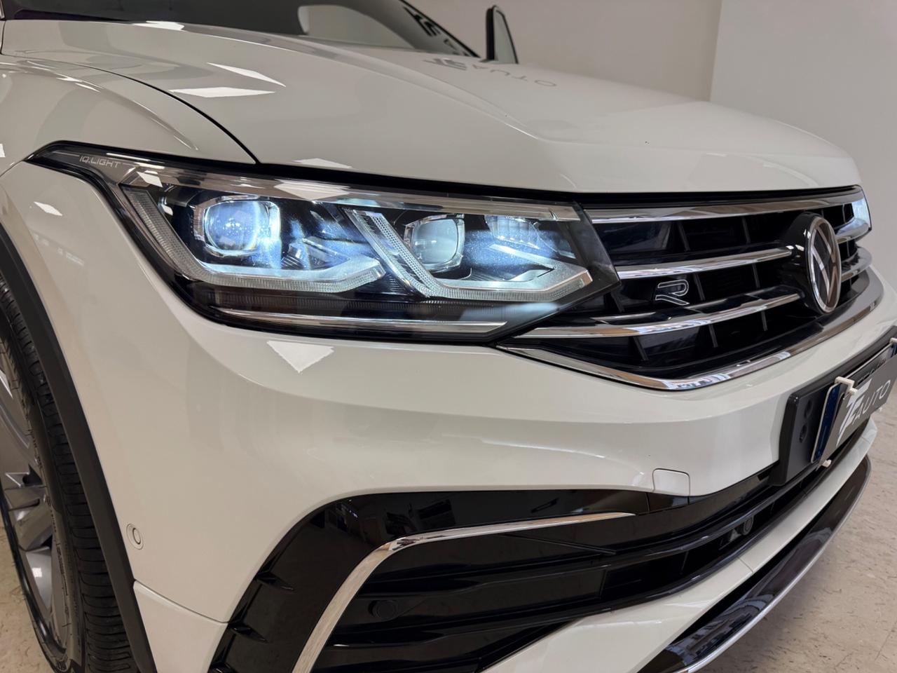 Volkswagen Tiguan 2.0 TDI 150 CV DSG R-Line retro camera, luci ambiente
