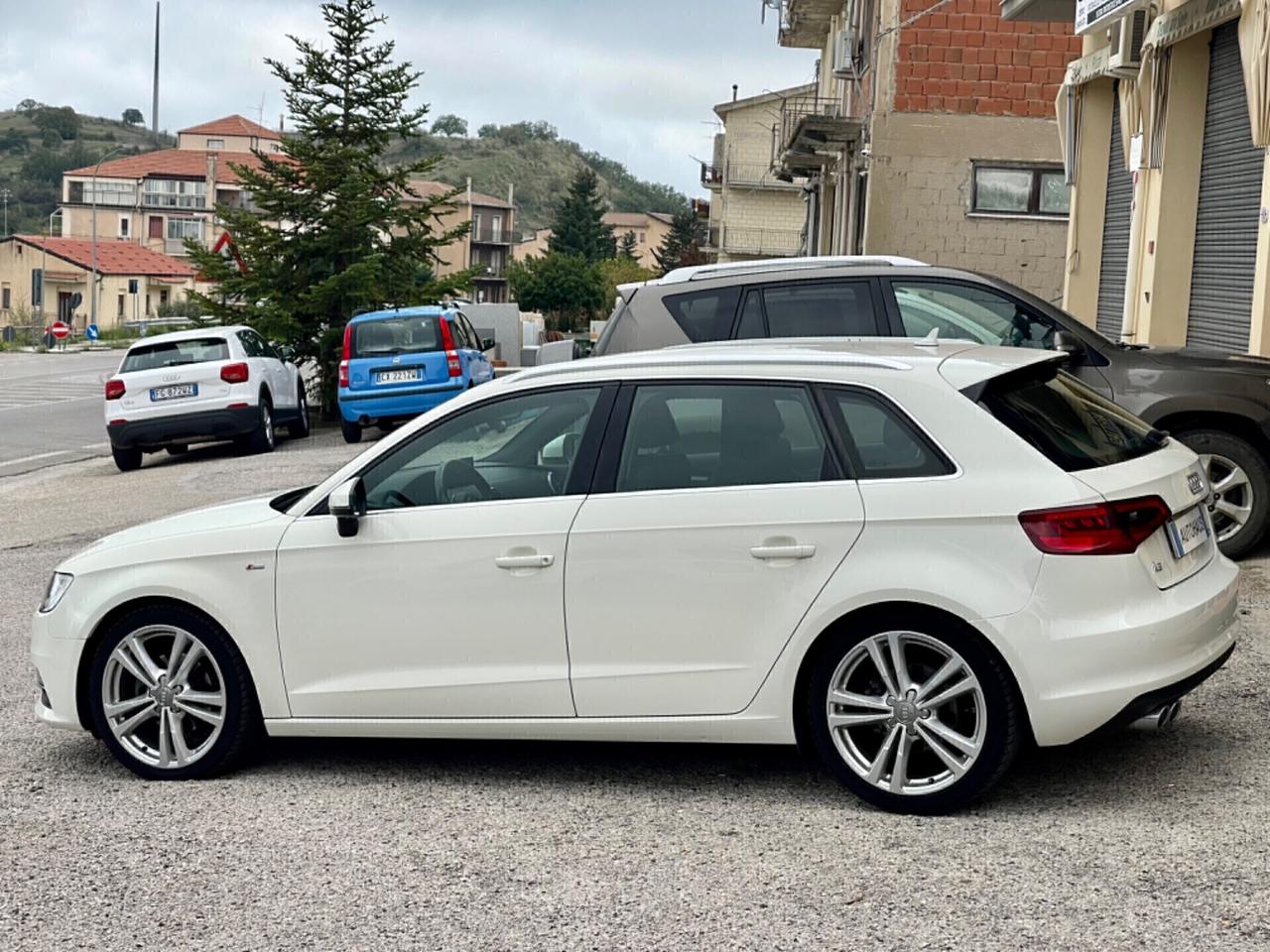 Audi A3 Sportback 2.0 TDI 150cv S-Line - R18 - LED