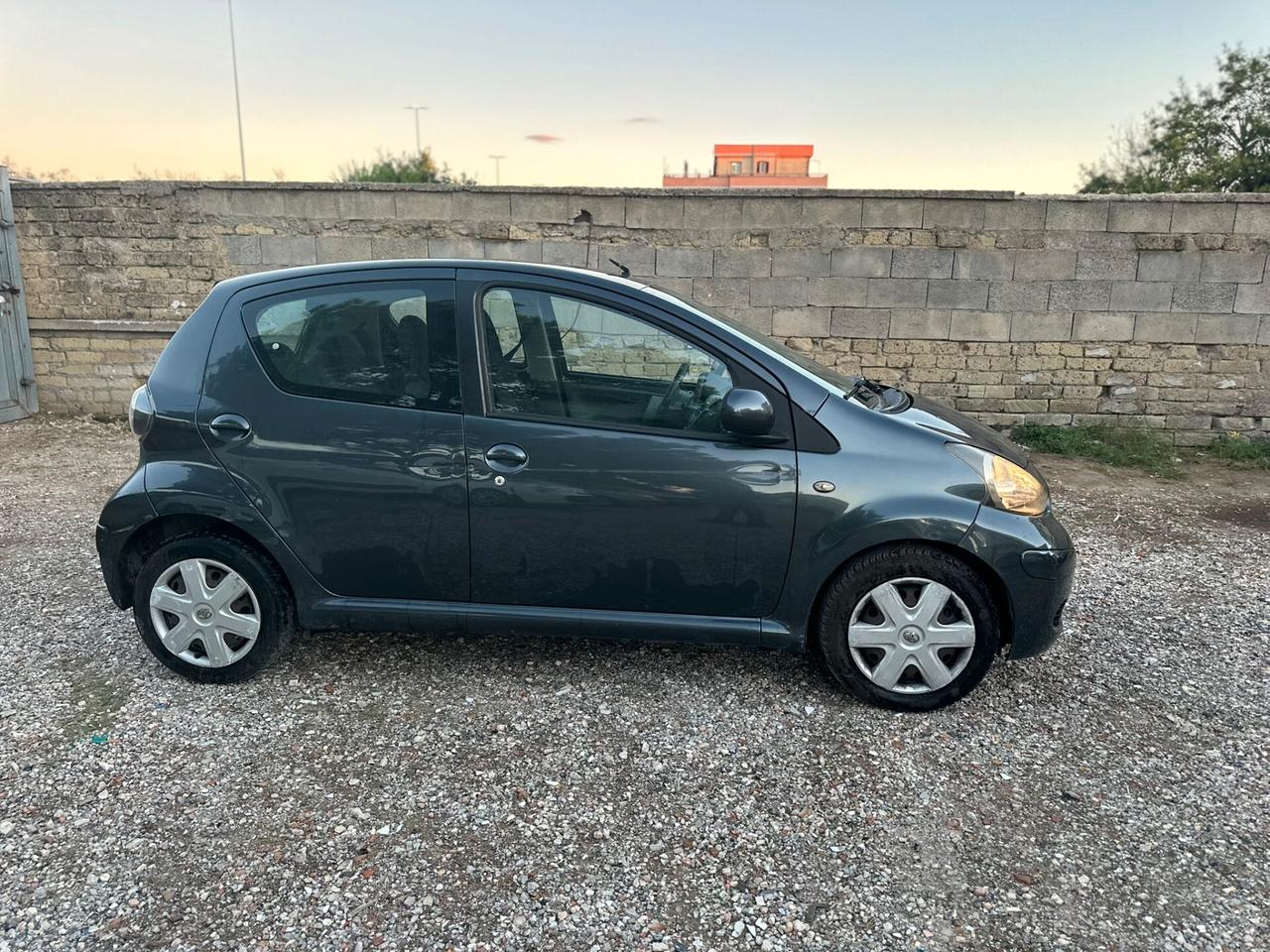 Toyota Aygo 1.0 12V VVT-i 5 porte Sol Connect Red Edition
