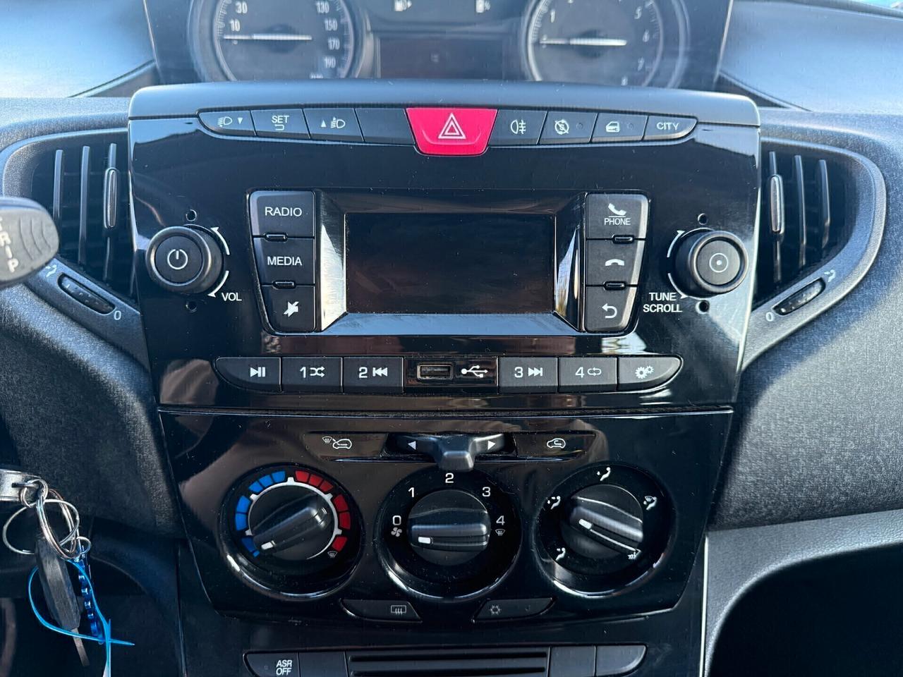 Lancia Ypsilon 1.0 FireFly 5 porte S&S Hybrid Ecochic Silver