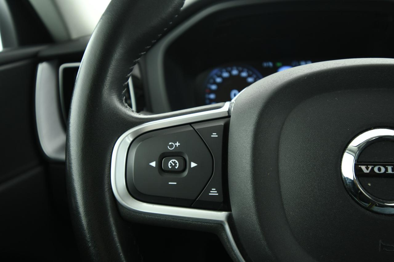 VOLVO XC60 2.0 b4 Momentum Pro awd auto CAMERA+APP CONNECT