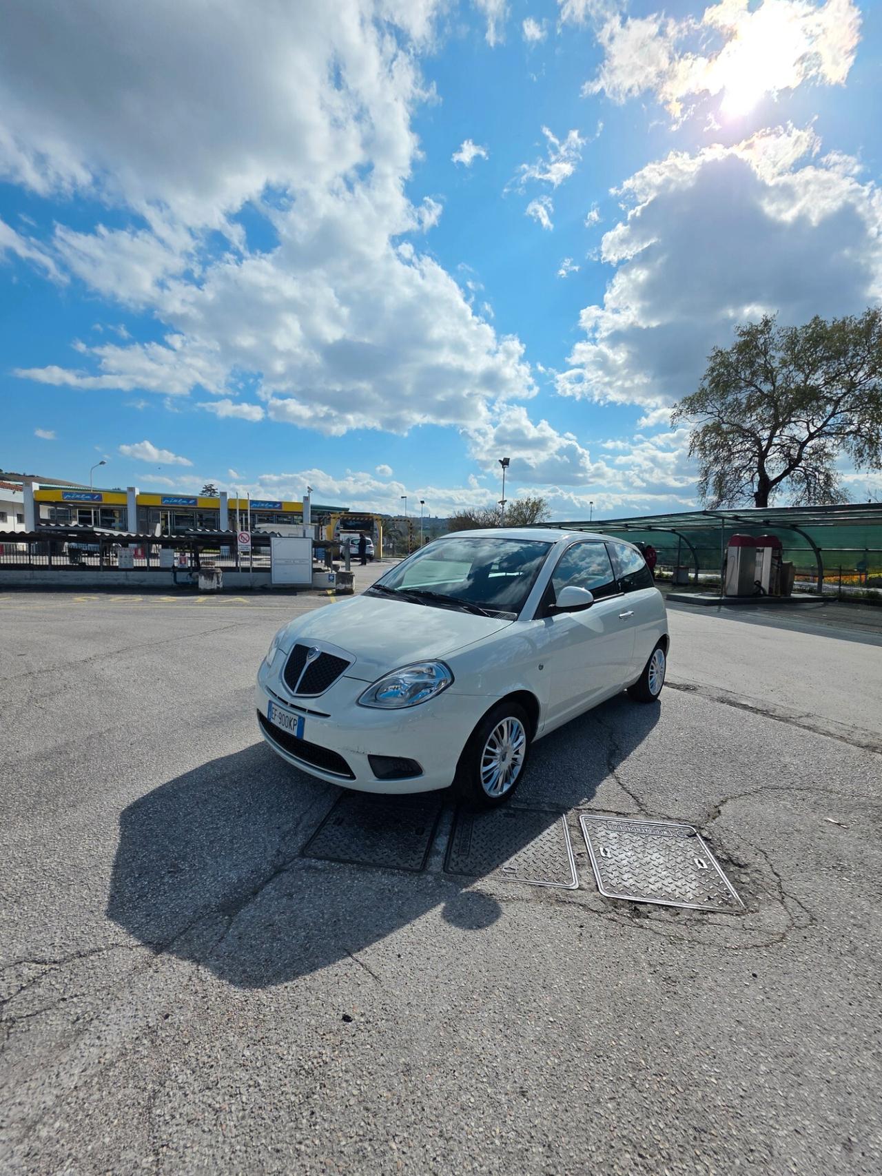 Lancia Ypsilon neo patentati 81000 km