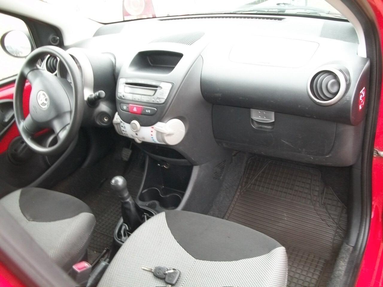 Toyota Aygo 1.0 12V VVT-i 5 porte Lounge CC 998 BENZINA IMMAT 30/06/2012 05 PORTE SI NUOVI PATENTATTI GARANZIA UN ANNO