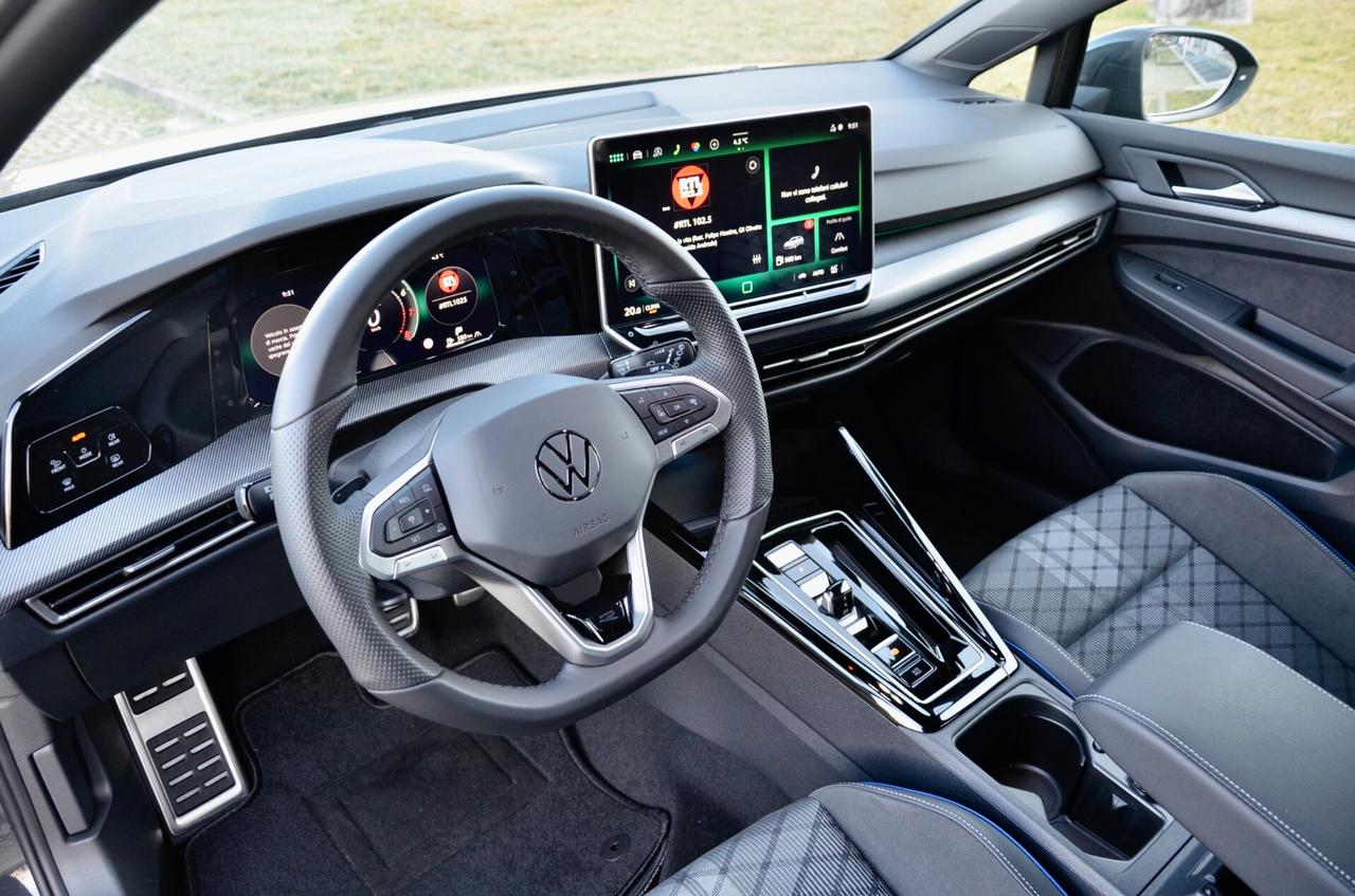 VOLKSWAGEN GOLF 1.5 ETSI R-LINE PLUS 150cv DSG, PARI AL NUOVO, GARANZIA VW, UNICOPROPRIETARIO, UFF ITALIANA, MATRIX, APPLE ANDROID, 18", PERMUTE