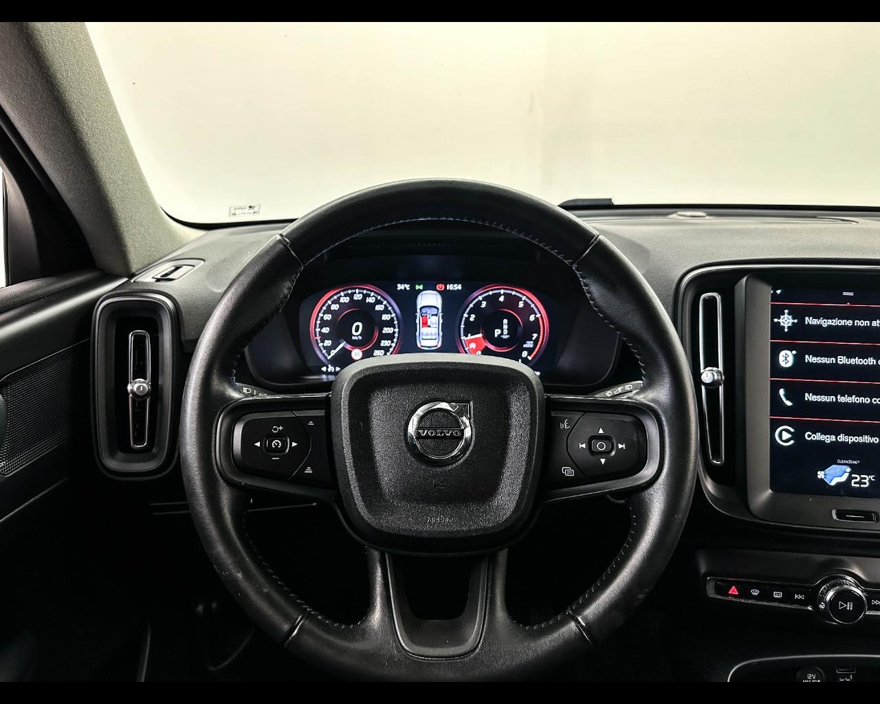 VOLVO XC40 (2017-->) - XC40 T2 Geartronic Momentum