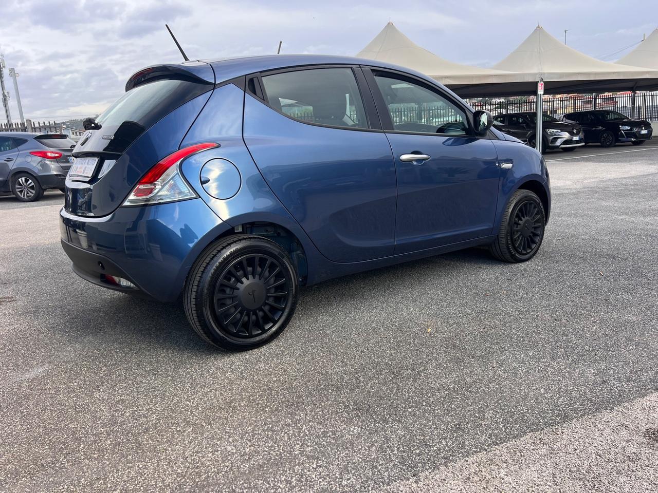 Lancia Ypsilon 1.0 FireFly 5 porte S&S Hybrid Ecochic Silver