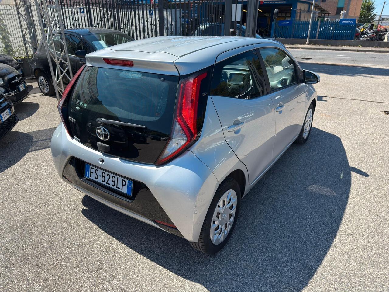 Toyota Aygo 1.0 VVT-i 72 CV 5 porte x-play MMT