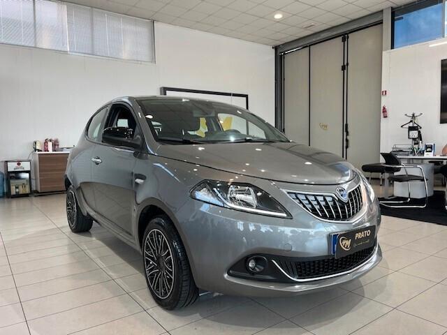 Lancia Ypsilon 1.0 firefly hybrid Silver