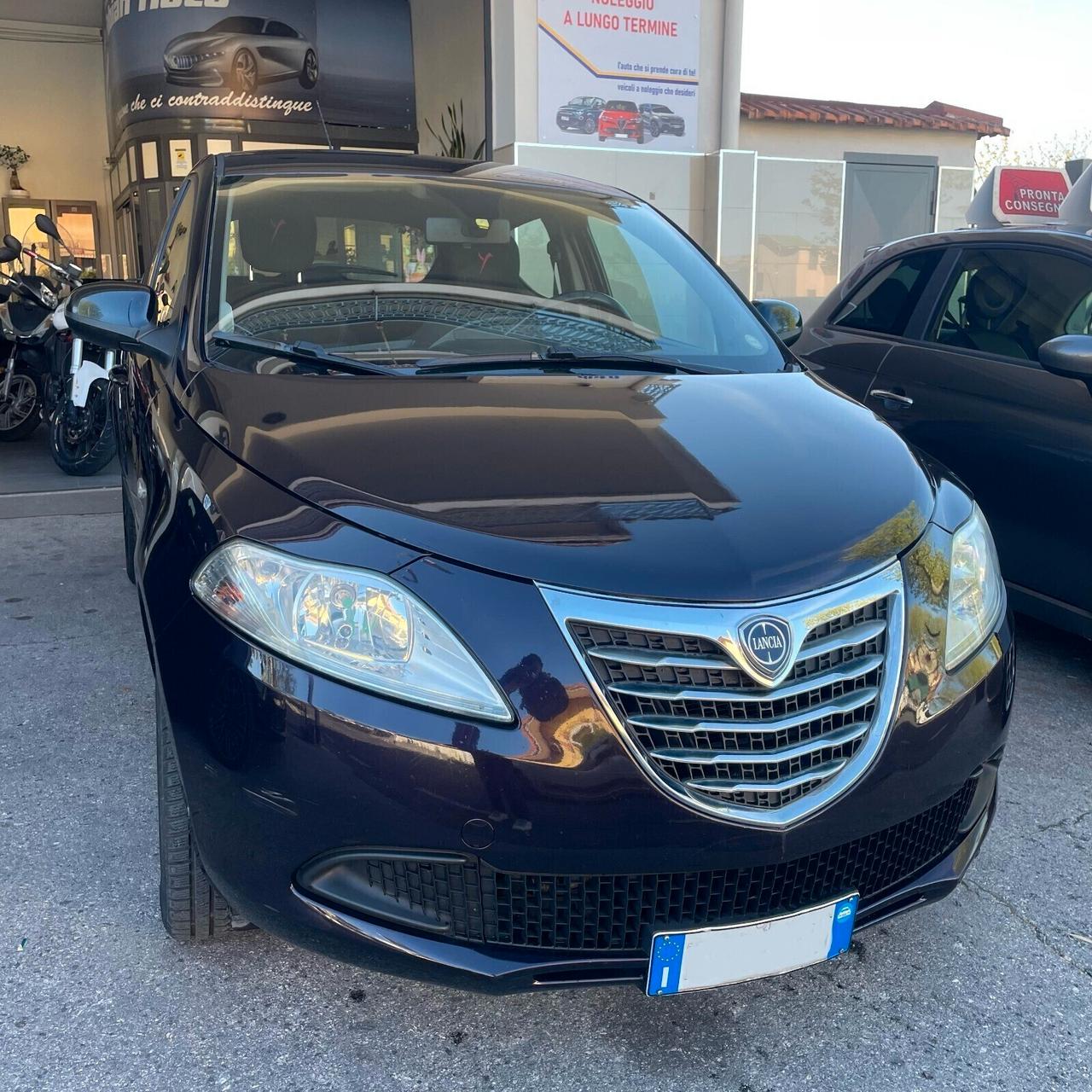 2014 Lancia Ypsilon 0.9 TwinAir 85 CV 5 porte Metano Ecochic Silver