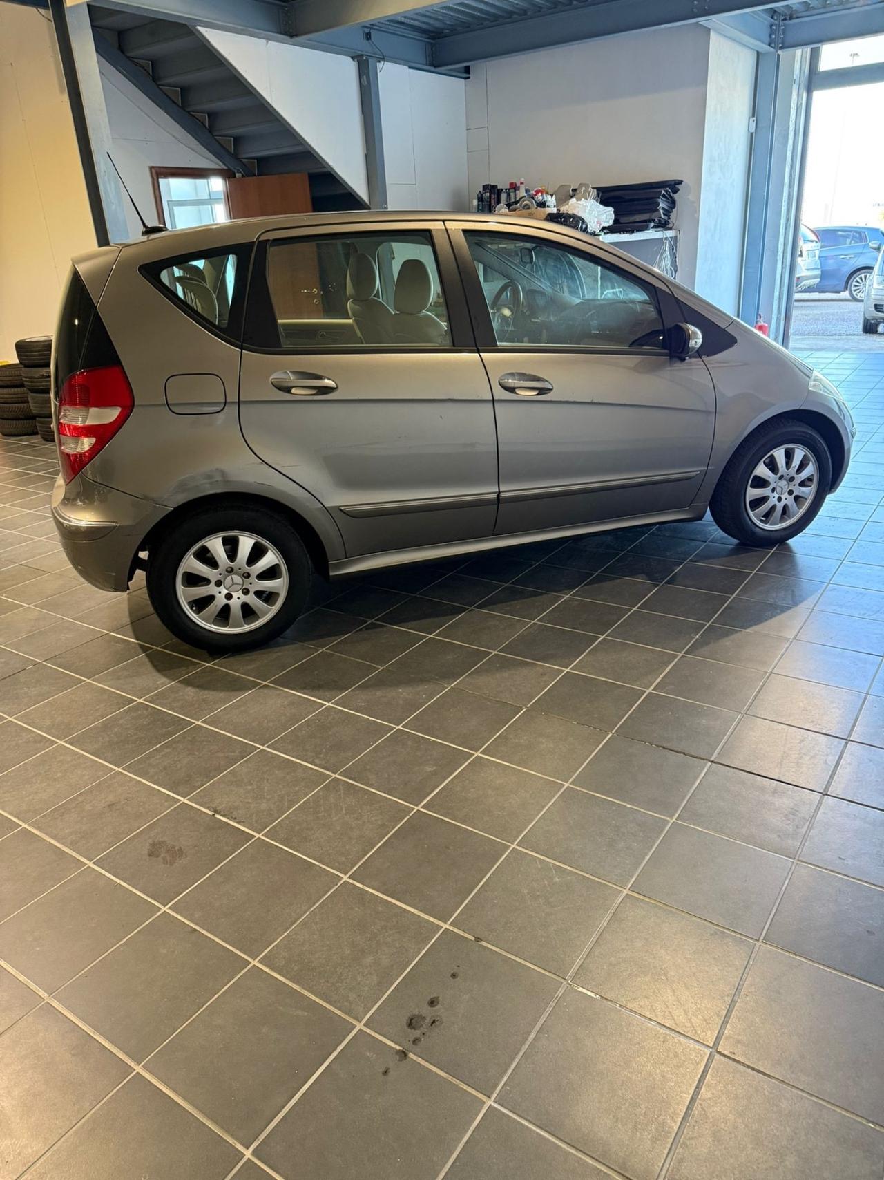 Mercedes A 150 - BENZINA-NEOPATENTATI