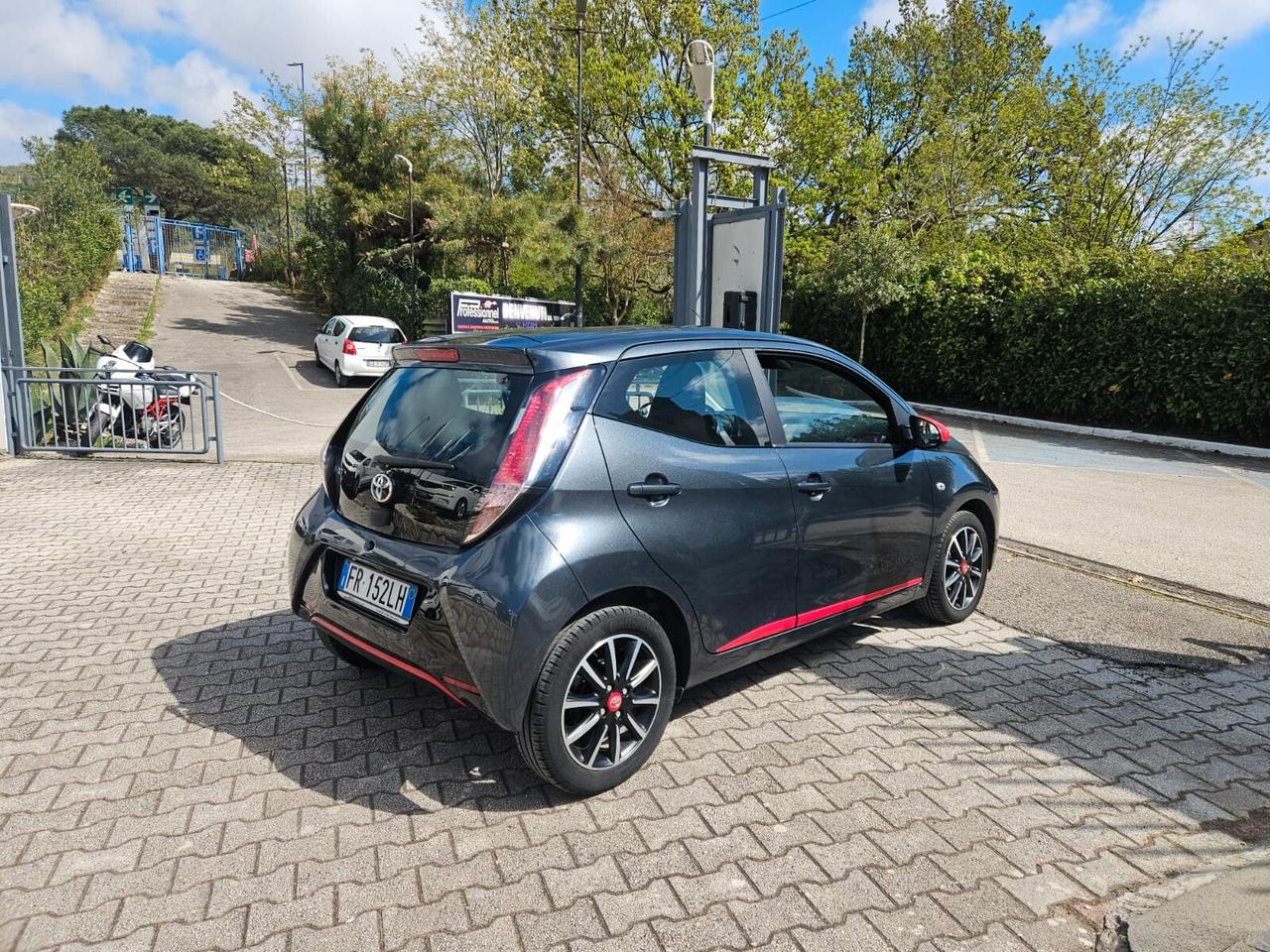 Toyota Aygo 1.0 VVT-i 69 CV 5 porte x-play TSS