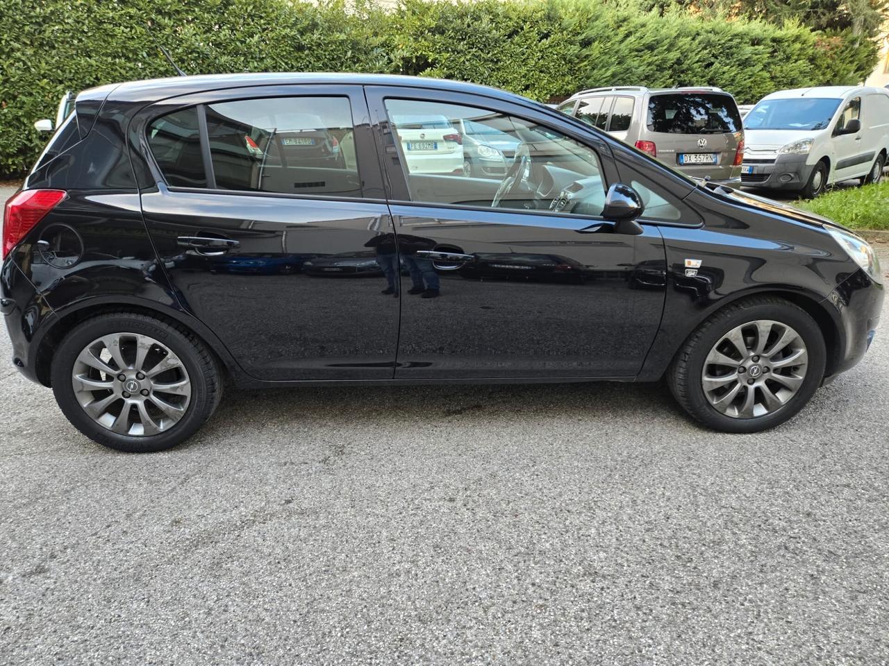 Opel Corsa 1.2 5 porte Cosmo Neopatentati