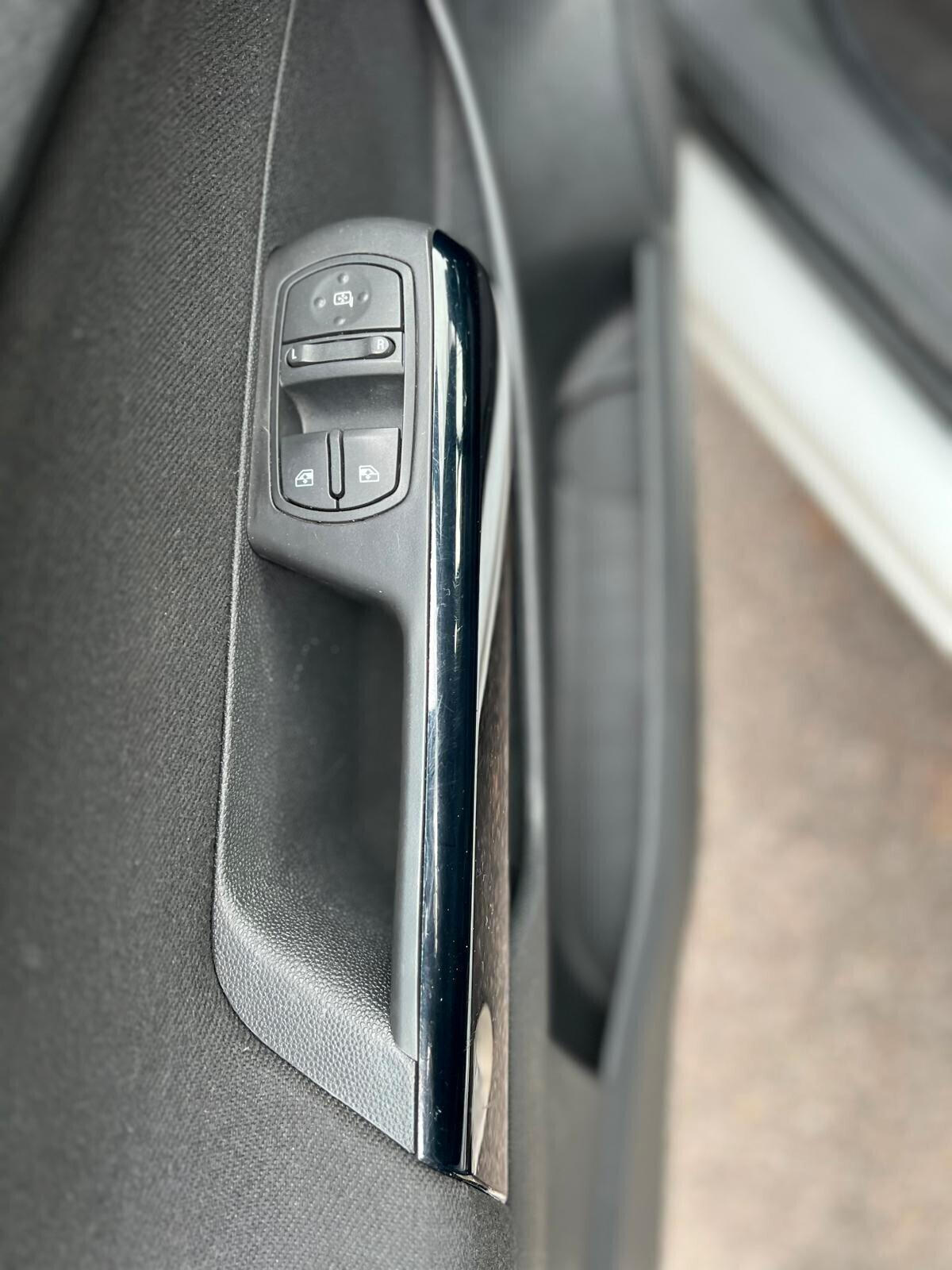 Opel Corsa 1.4 16V 3 porte b-color X NEOPATENTATI