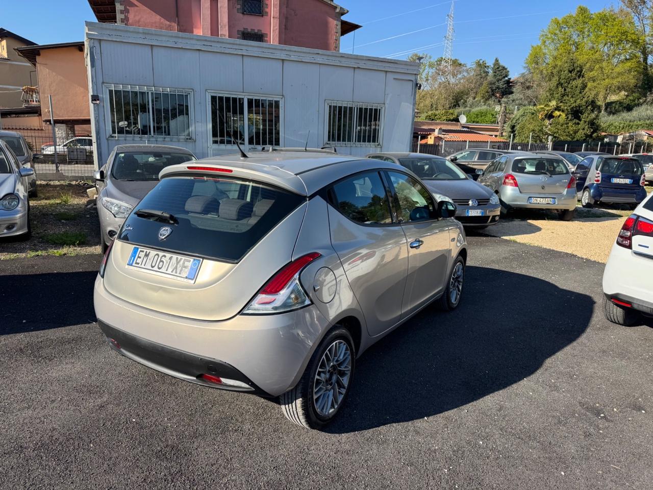 Lancia Ypsilon 1.2 69 CV 5 porte S&S Platinum NEOPATENTATI