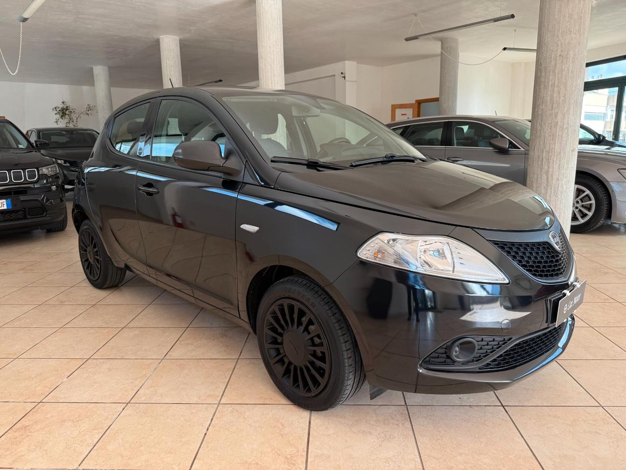 Lancia Ypsilon 1.0 FireFly 5 porte S&S Hybrid Ecochic Silver