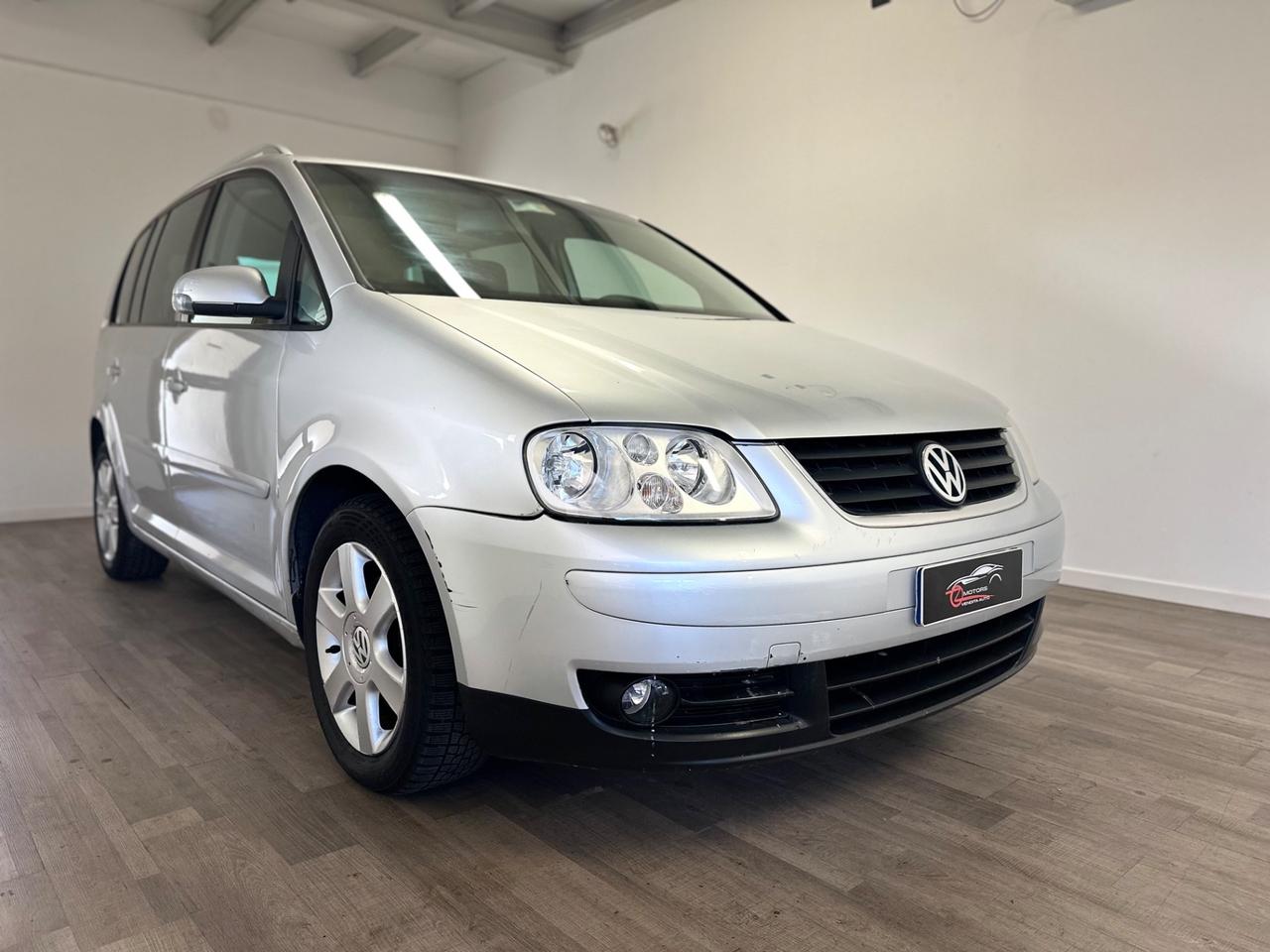 Volkswagen Touran 2.0 16V TDI DSG Highline 7 POSTI