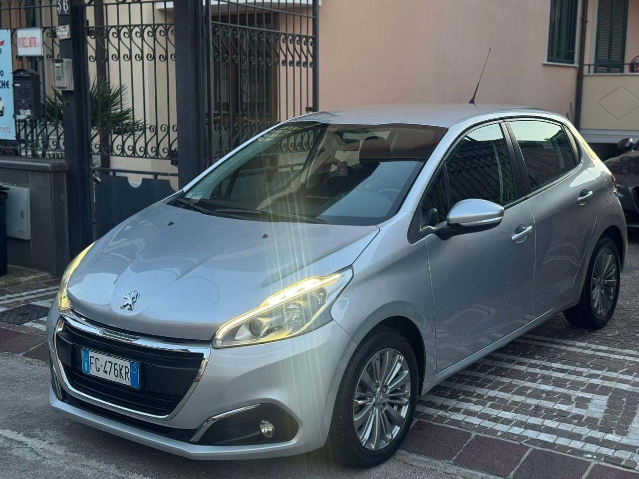 Peugeot 208 PureTech 82 5p. GPL Allure