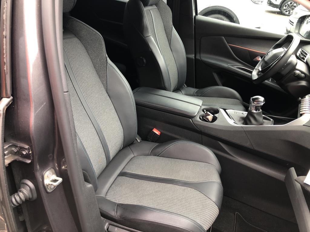 Peugeot 5008 1.5 HDi 130CV 6M ALLURE *NAV+PEL+RCAM+LED+CRUISE