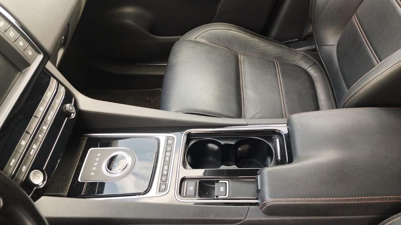Jaguar F-Pace 2.0d i4 Prestige awd 180cv auto my18