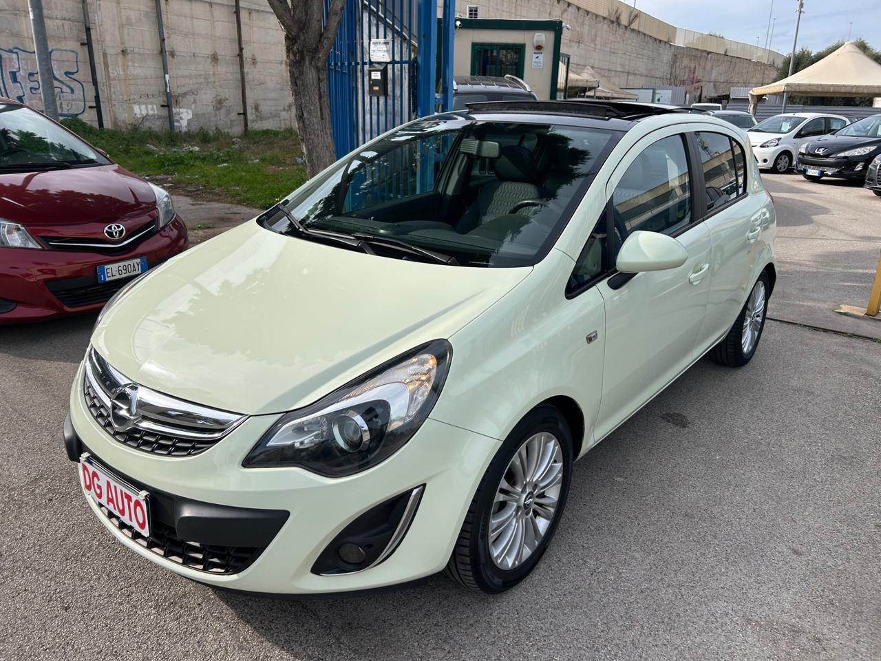 Opel Corsa 1.2 benzina 85 cavalli 2011 tetto apribile