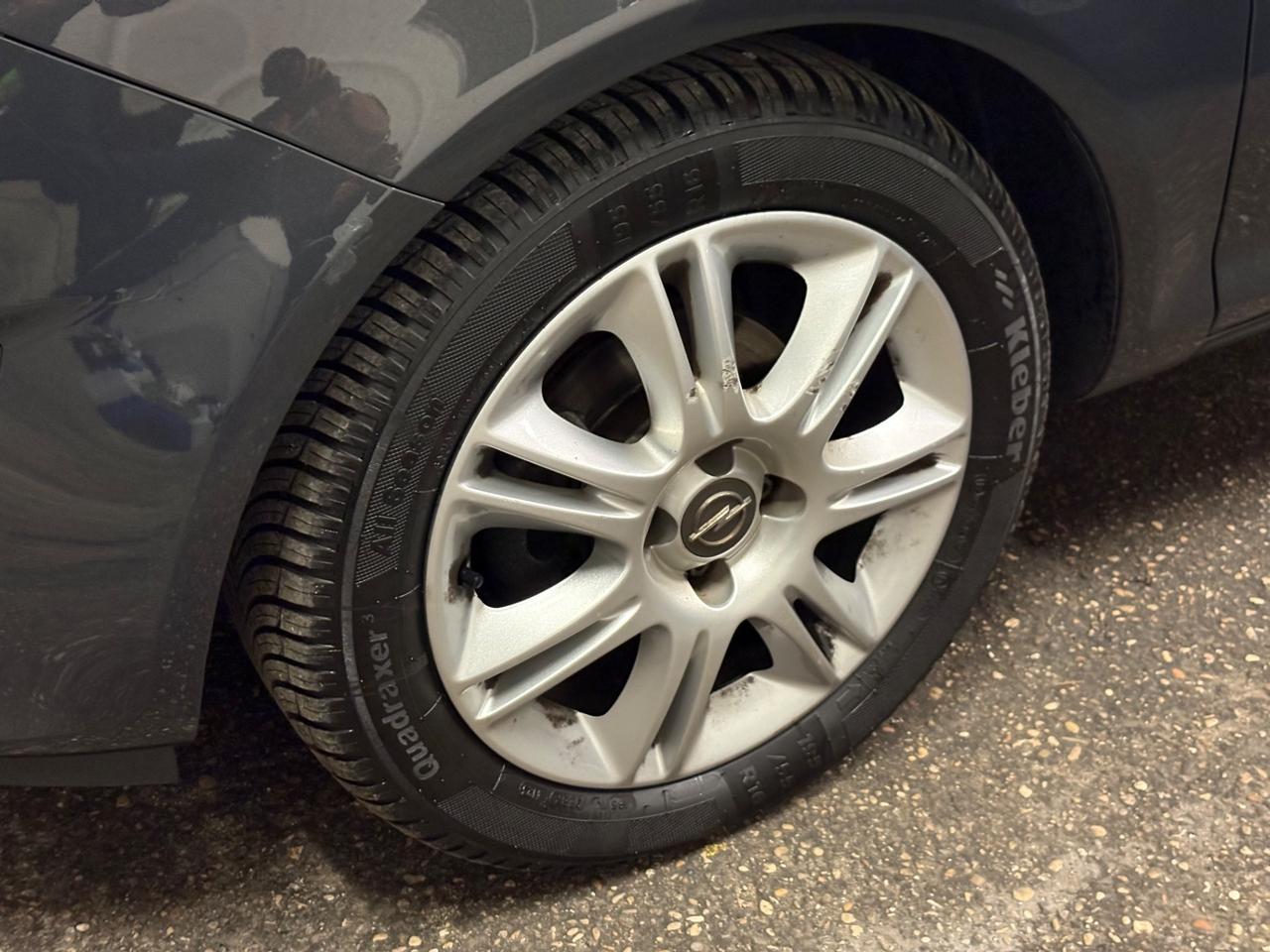 Opel Corsa 1.2 3 porte b-color