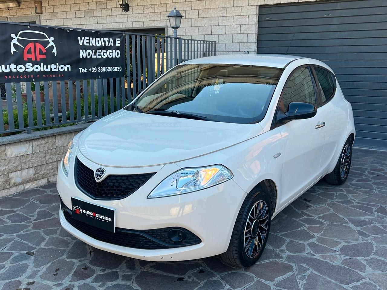 Lancia Ypsilon 1.2 69 CV 5 porte Platinum ADATTA NEOPATENTATI