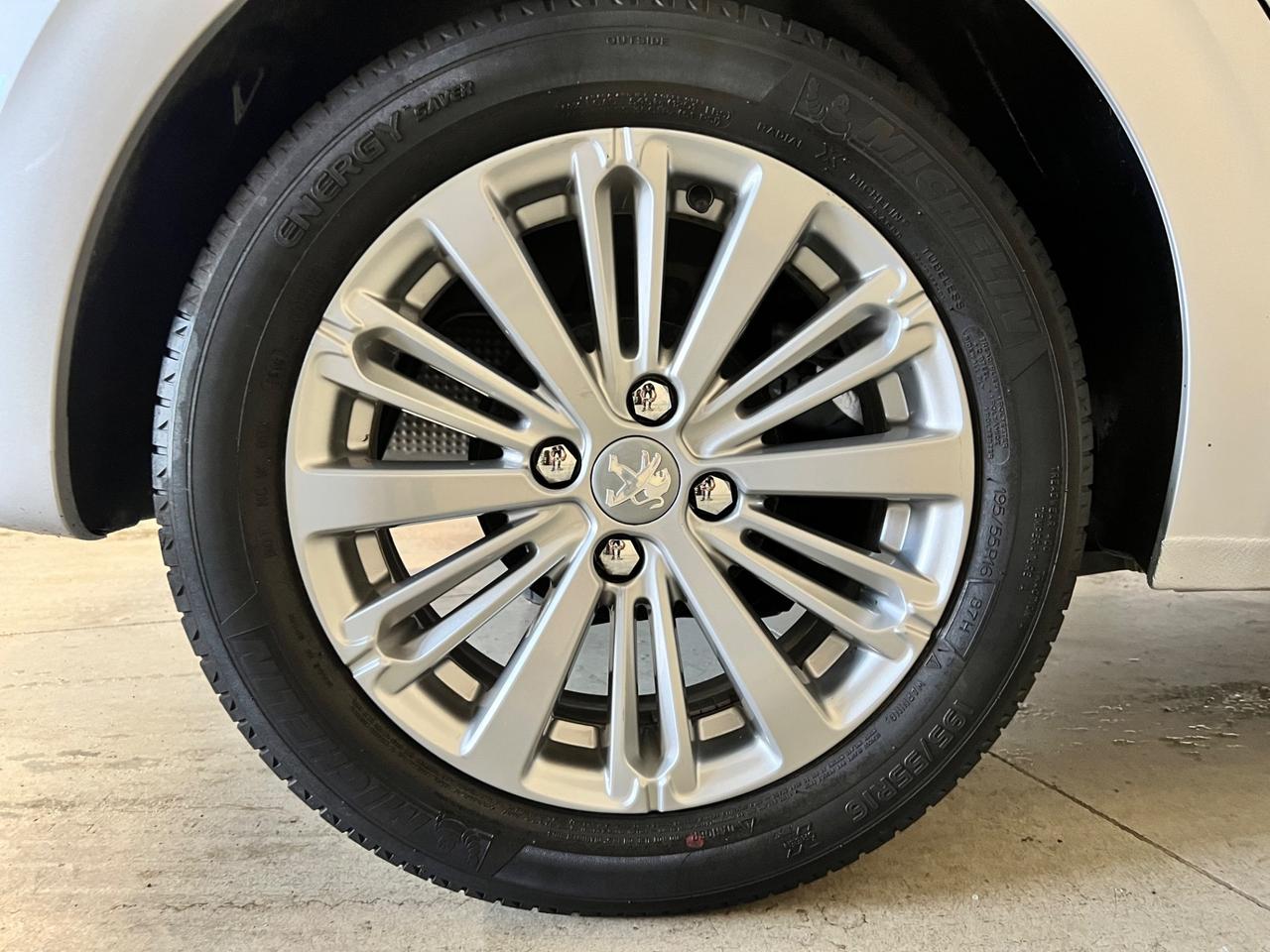 Peugeot 208 PureTech 82 5 porte Allure