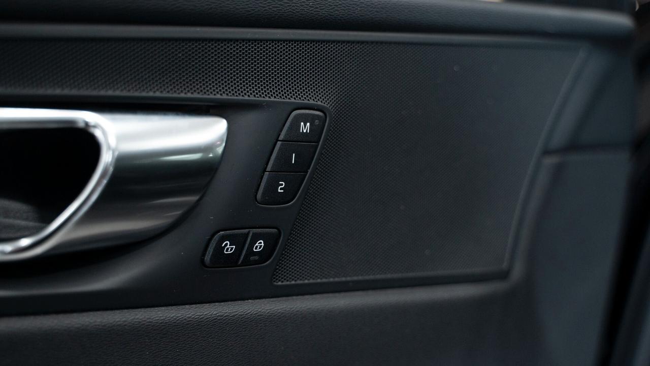 Volvo XC 60 XC60 B4 2.0 AWD GEARTRONIC BUSINESS PLUS PELLE LED NAVI FULL OPTIONAL