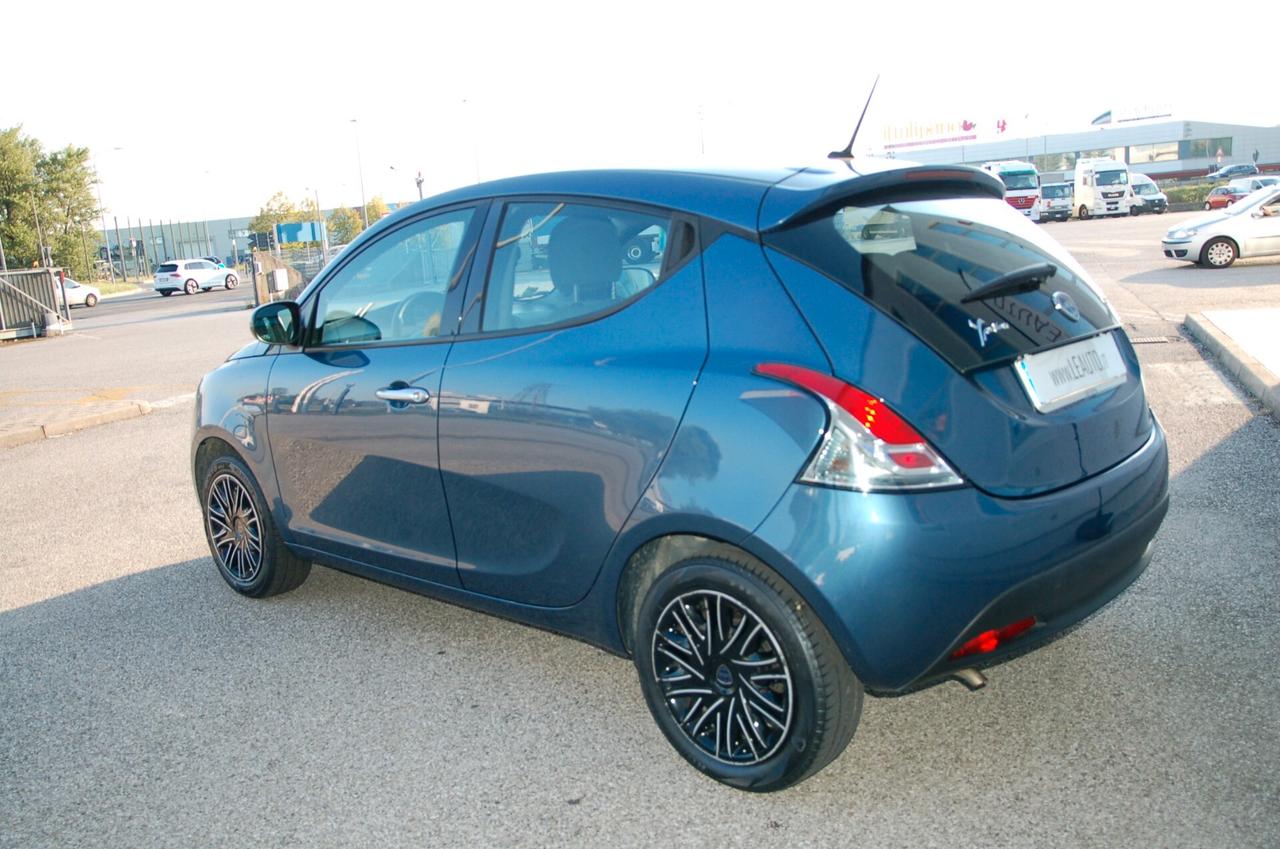 Lancia Ypsilon 1.0 FireFly 5 porte S&S Hybrid Silver