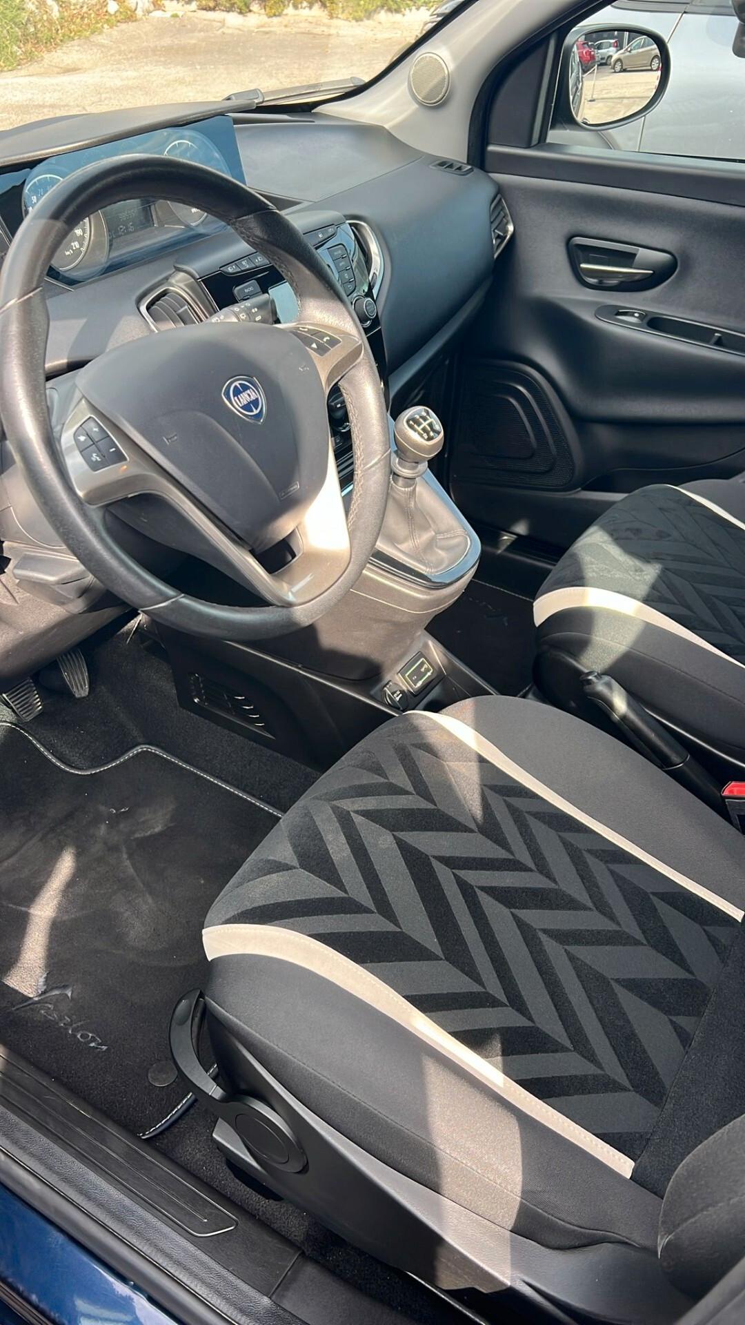 Lancia Ypsilon 1.2 69 CV 5 porte Gold neopatentati