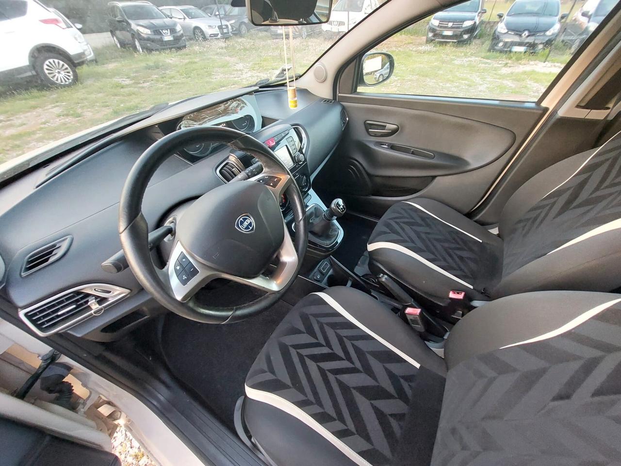 Lancia Ypsilon 1.2 69 CV 5 porte Platinum