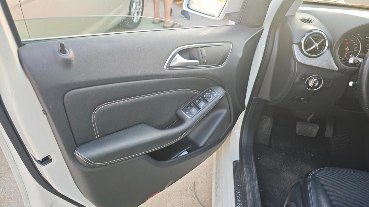 Mercedes-benz B 200 d Automatic Executive leggi