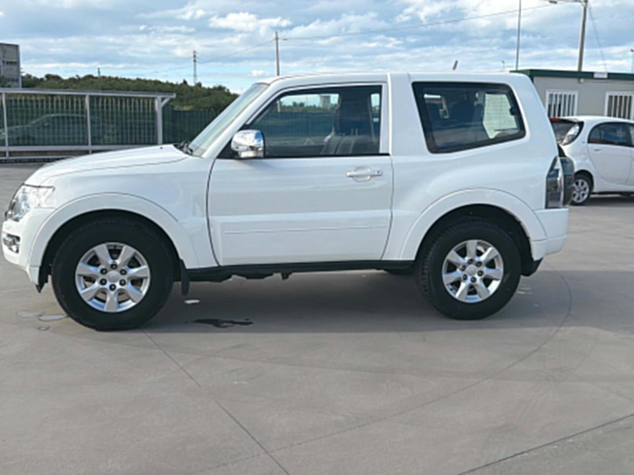 Mitsubishi Pajero 3.2 DI-D 16V aut. 3p. Intense DPF IVA ESPOSTA