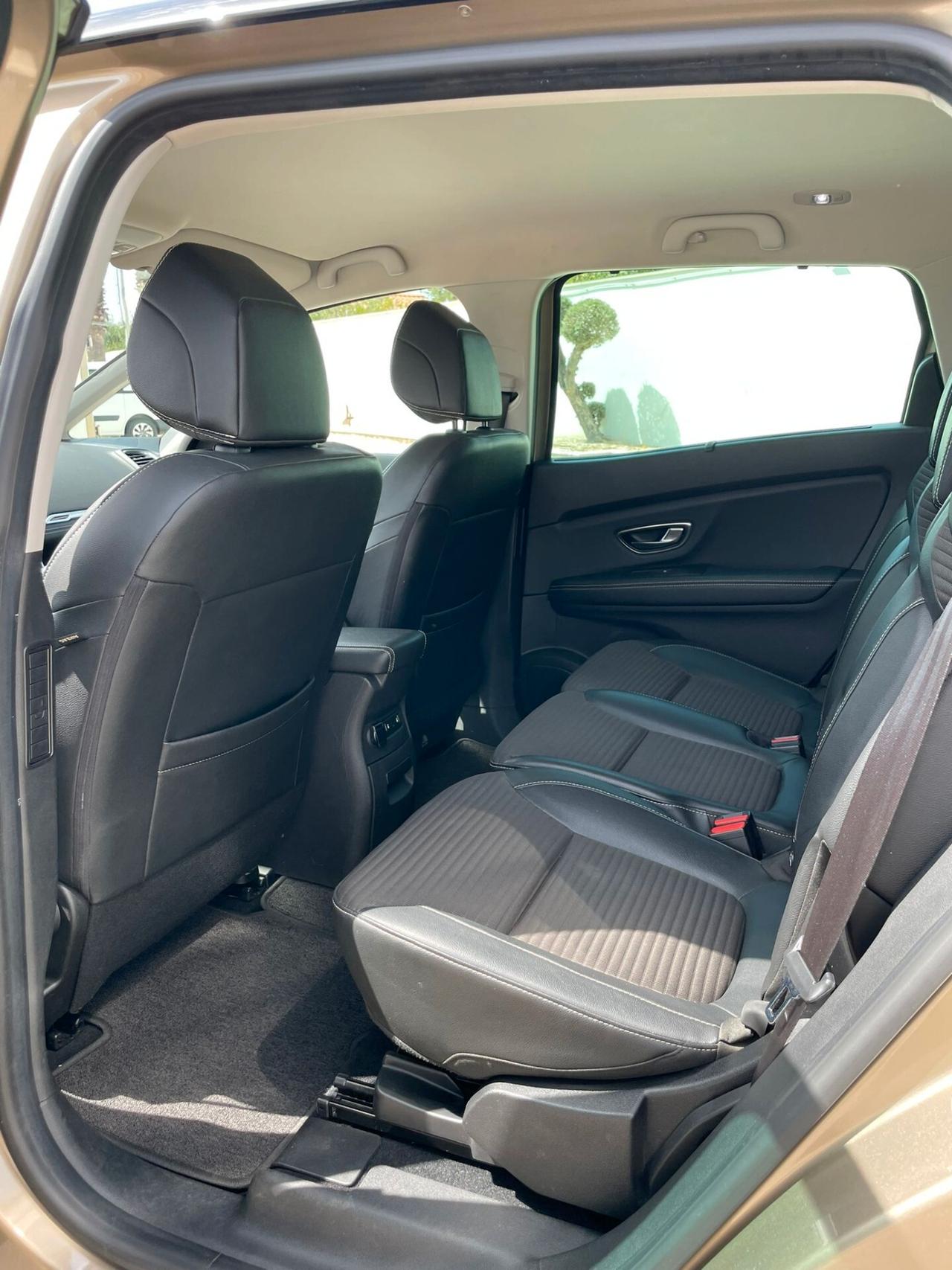 RENAULT GRAND SCENIC Blue dCi 120 CV Initiale Paris