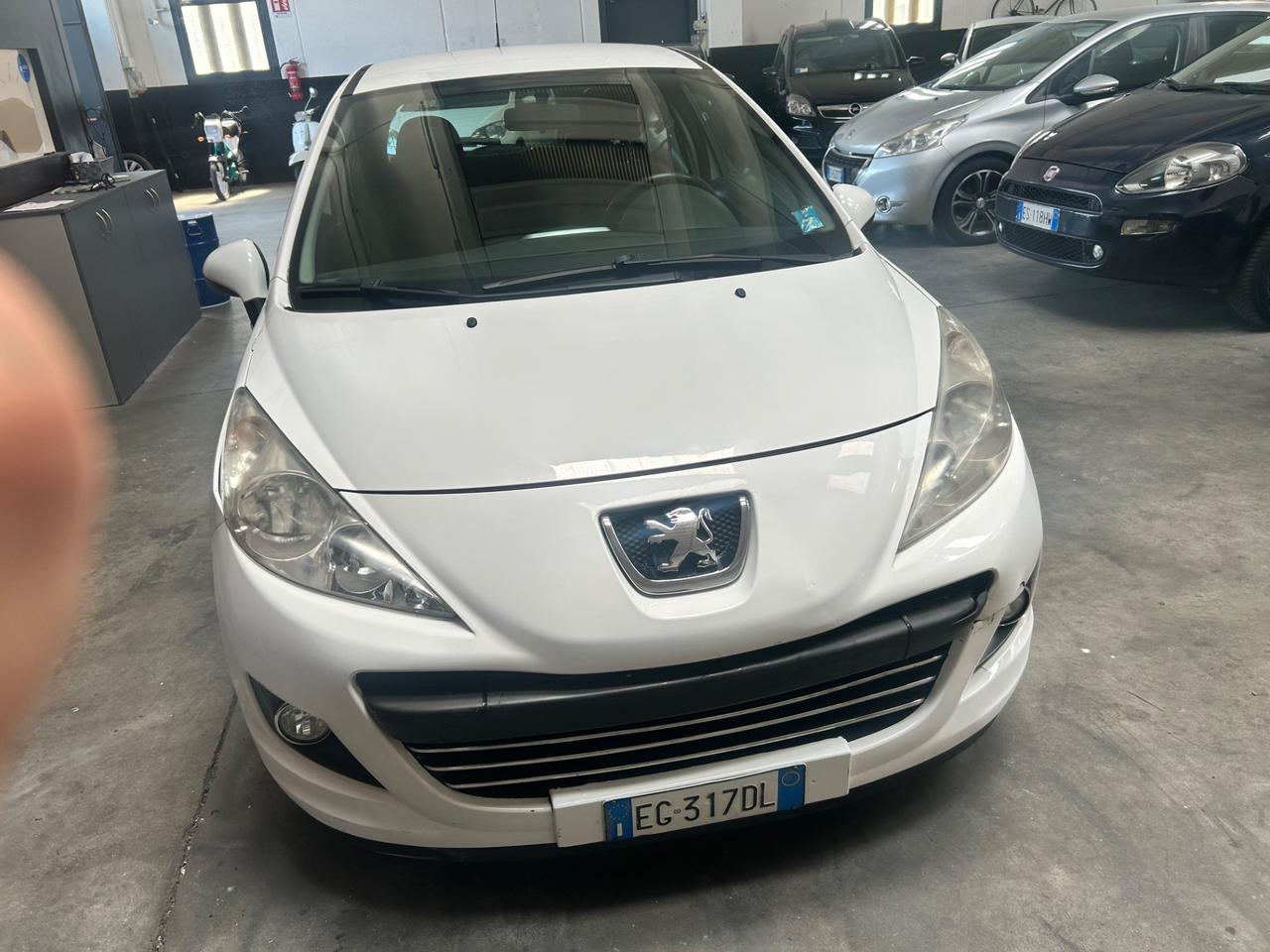 Peugeot 207 1400 hdi 60 cv neopatentati